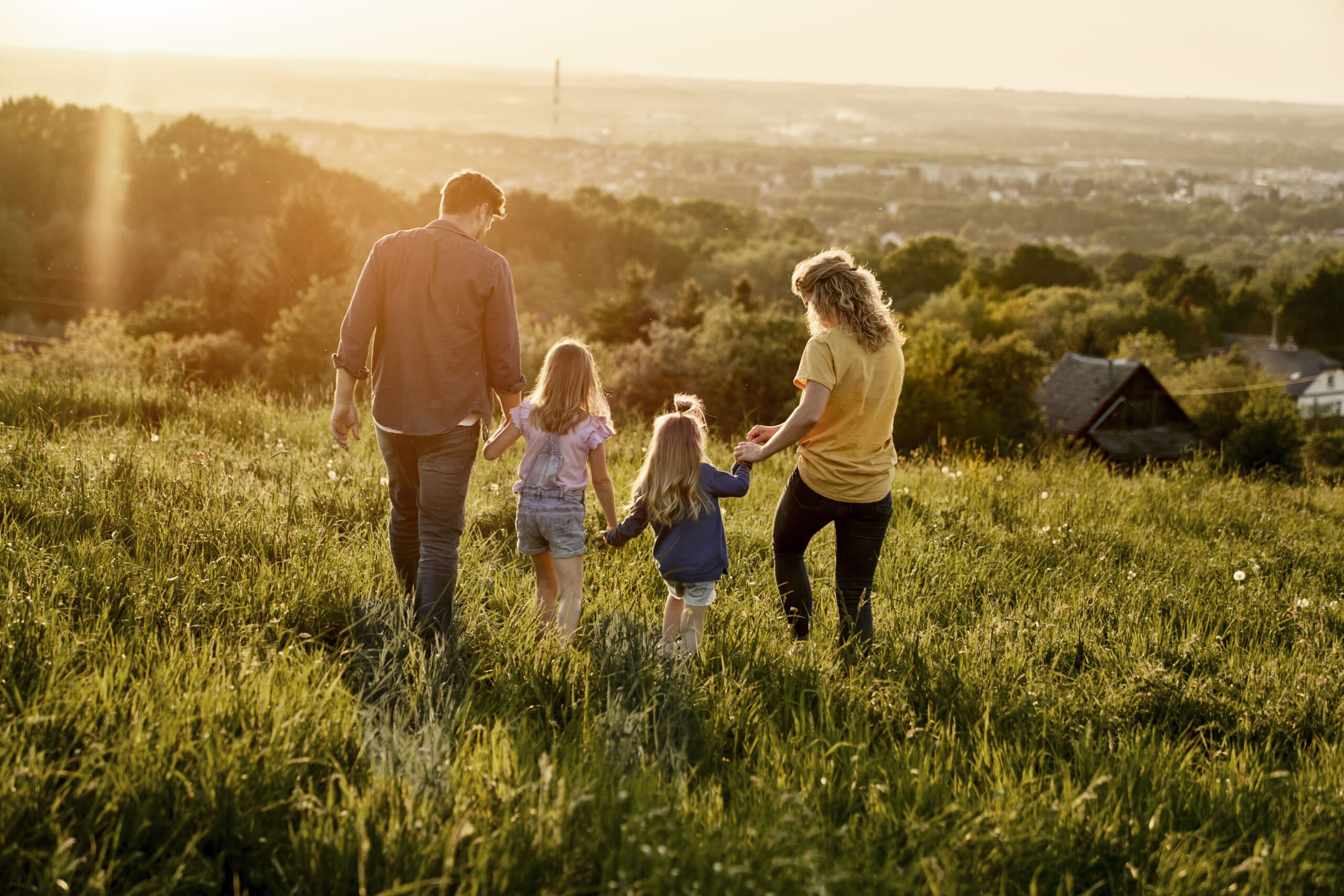 família ao ar livre em contato com a natureza